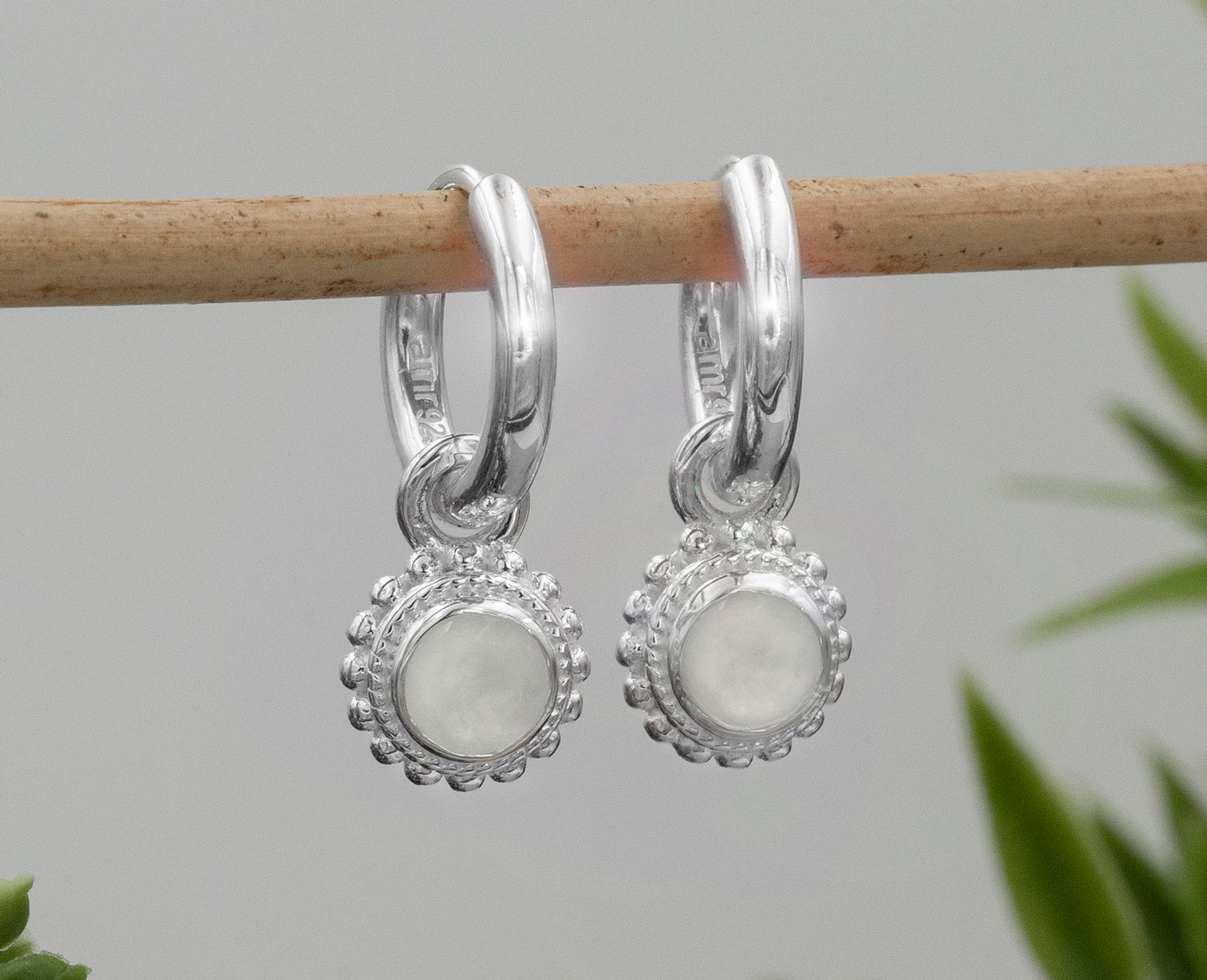 Bild von Mondstein weiss fac. Cabochon 6mm & Silber 925 Creolen, Silber 925